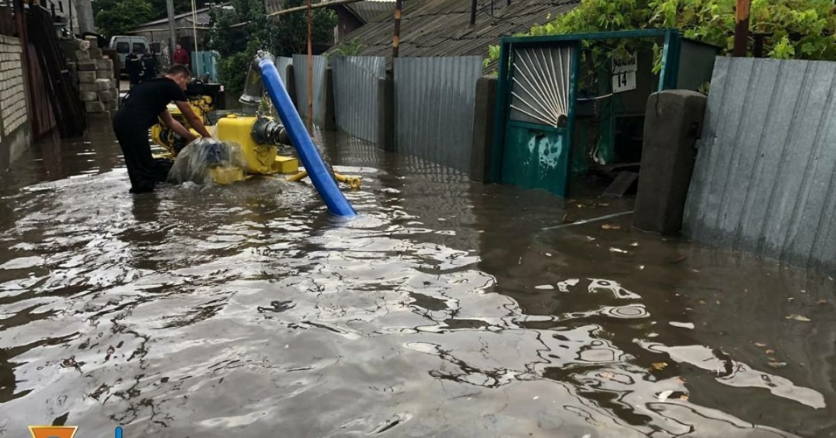 Нічна злива в Одесі: потоком води зносило людей, підтопило будинки, не приземлялися літаки