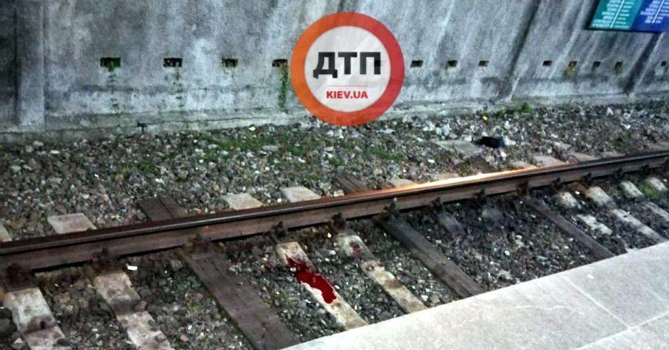 У Києві під поїзд метро стрибнув чоловік