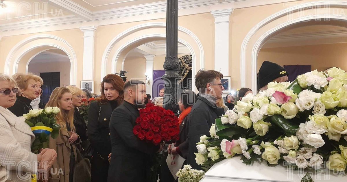 Дмитро Монатік з дружиною приїхали попрощатися з Ніною Матвієнко