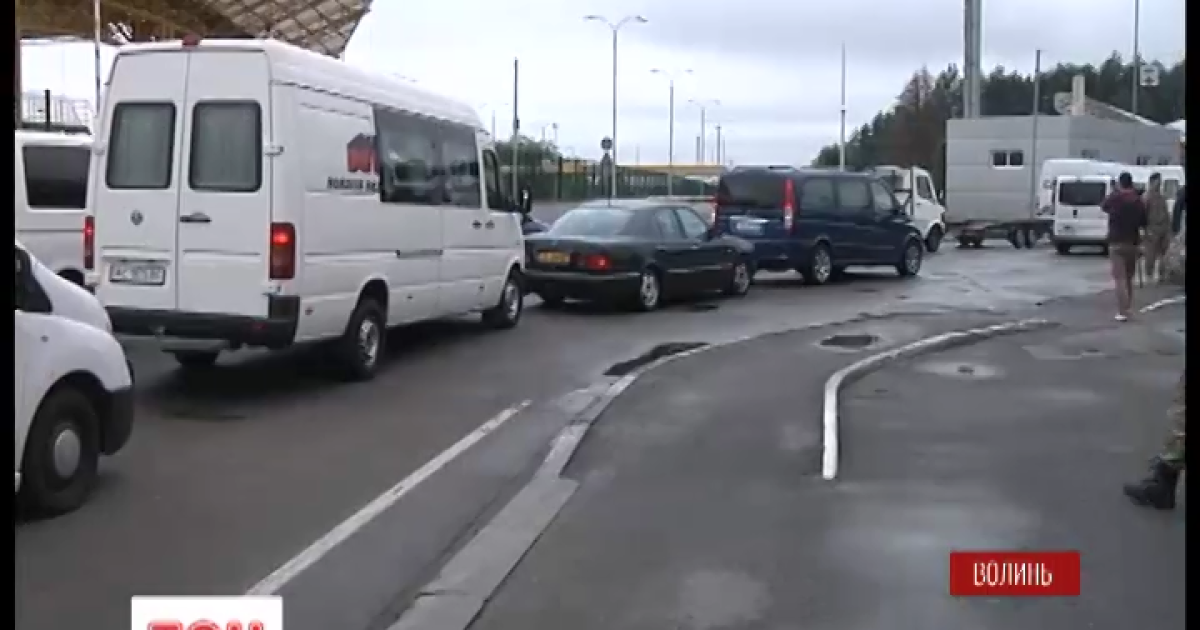Польские таможенники из-за забастовки собрали на КПП с Украиной километровые очереди