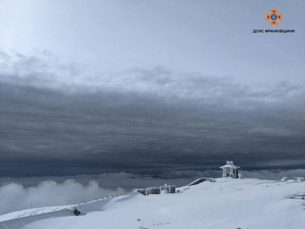 Рятувальники показали засніжені схили / © ДСНС