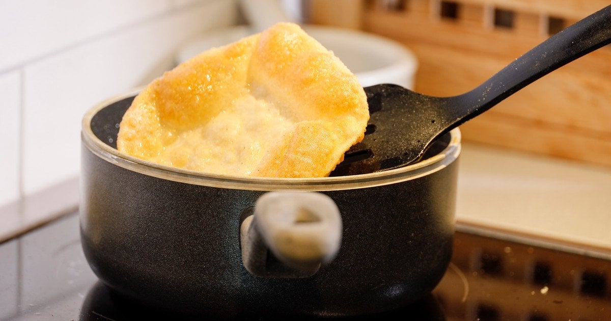 Листкові коржі на сковороді