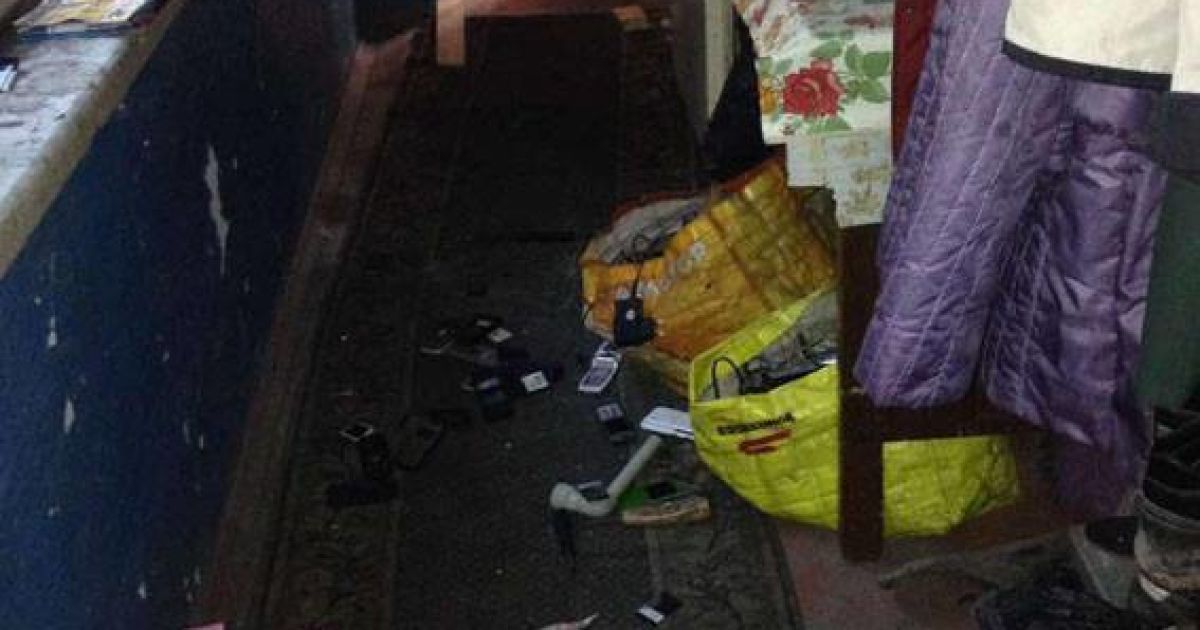 Взуття впереміш з їжею та брудна білизна: у Маріуполі у горе-матері забрали чотирьох дітей