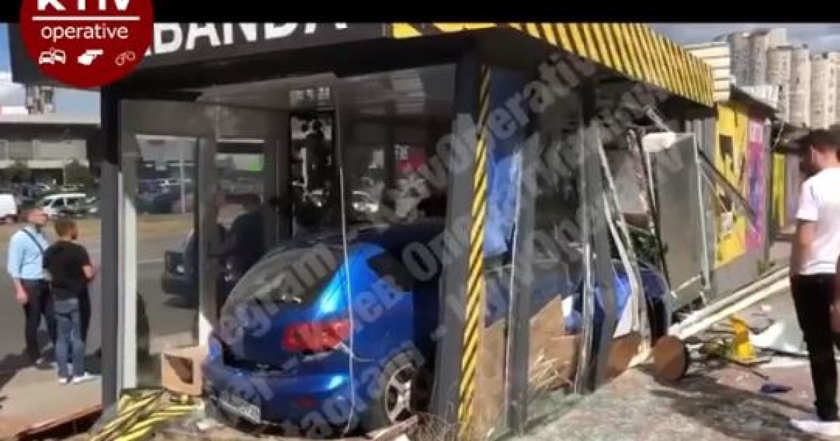 У Києві після ДТП авто влетіло в придорожню кав'ярню