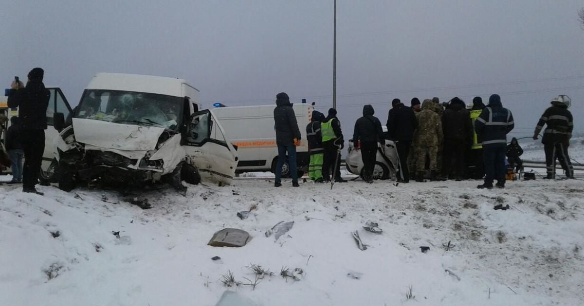 На трасі Київ - Чоп зіткнулись легковик та мікроавтобус, загинула дитина