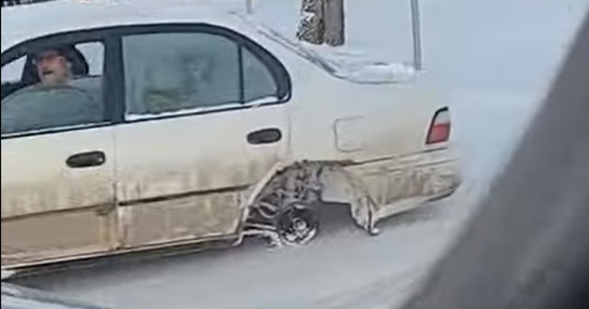 У Канаді помітили Toyota Corolla, яка роз'їжджає засніженими вулицями на трьох колесах: відео