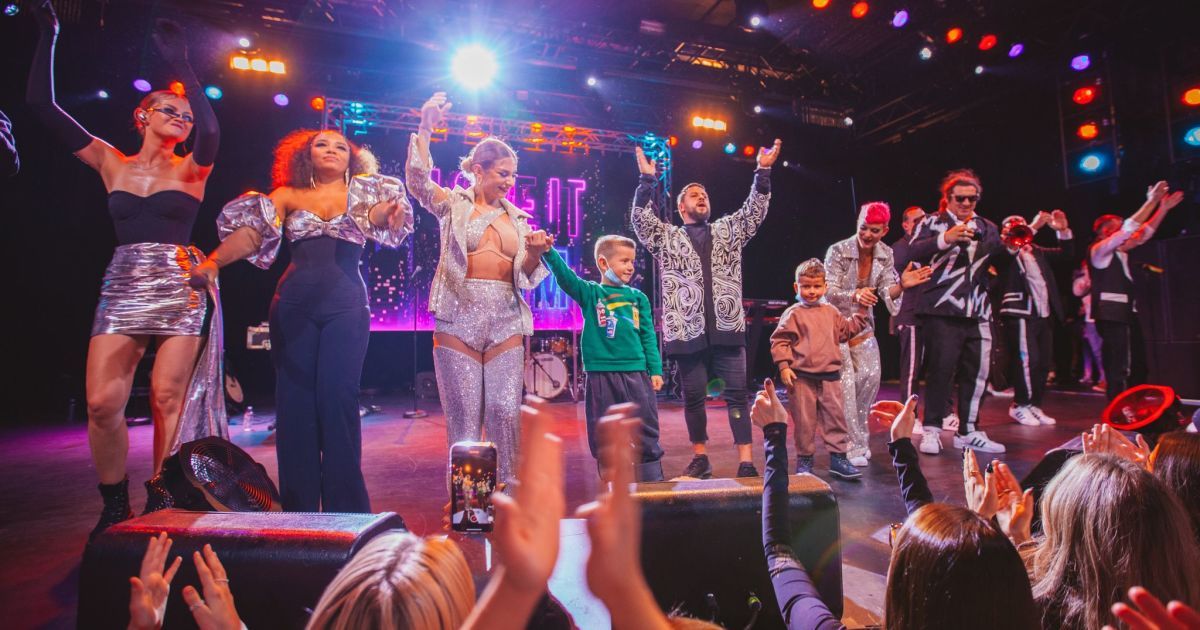 MONATIK собрал аншлаг на Таймс-сквер в Нью-Йорке: артист впервые вывел маленьких сыновей на сцену