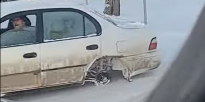 В Канаде заметили Toyota Corolla, разъезжающую по заснеженным улицам на трех колесах: видео