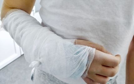 Зробив невдале сальто: у Львові 12-річному хлопчику з переломом провели ризиковану аутотрансплантацію