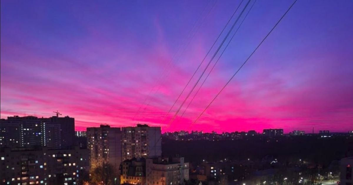 "Пурпурове світло" в небі над Києвом