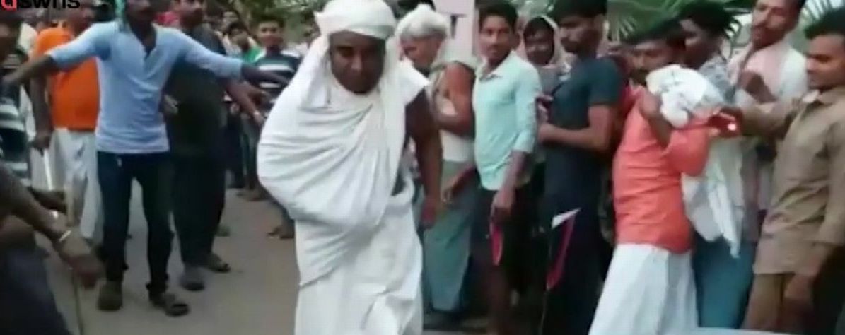 Индийский монах протянул пенисом грузовик в знак преданности богу