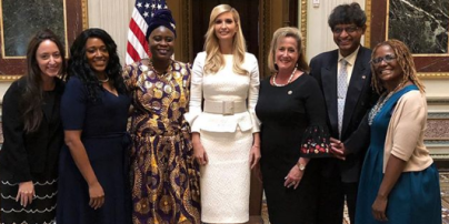 В белом костюме и бежевых туфлях: изящная Иванка Трамп выступила на конференции в Белом доме