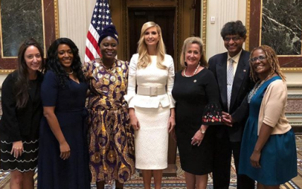 В белом костюме и бежевых туфлях: изящная Иванка Трамп выступила на конференции в Белом доме