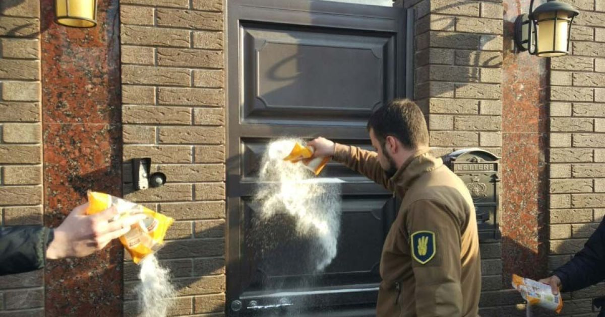 В Полтаве мэр спрятался от жителей в поместье: активисты засыпали вход в дом сахаром