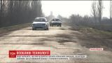 На Николаевщине водители жалуются, что службы автодорог засыпают ямы землей