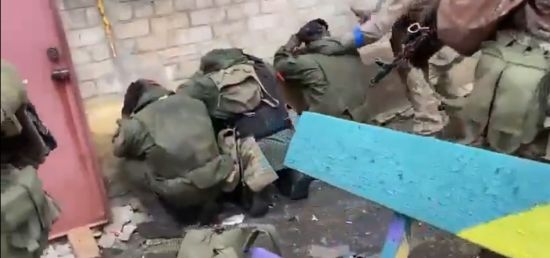 Українські десантники захопили групу окупантів на Донбасі (відео)