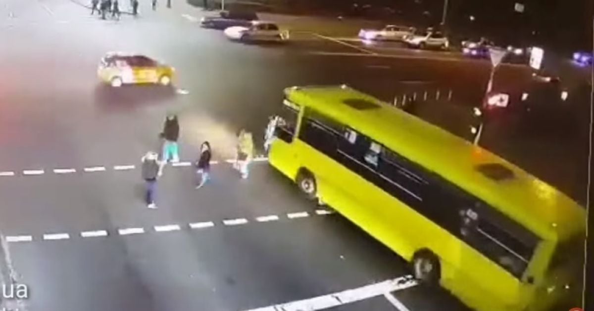 Момент страшної ДТП на Дорогожичах потрапив на камери спостереження
