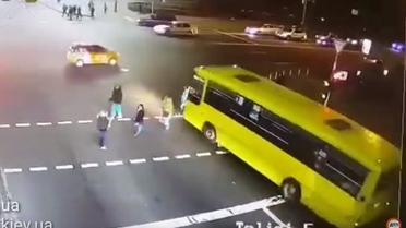 Момент страшного ДТП на Дорогожичах попал на камеры наблюдения