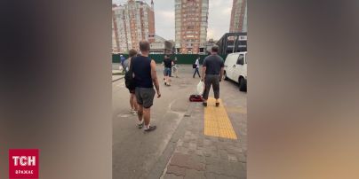 В Киеве молодые возле станции метро устроили разборки с массовой дракой
