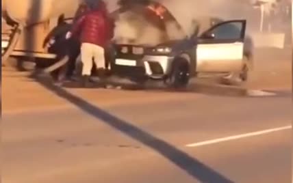 В России пламя в престижном автомобиле потушили фекалиями