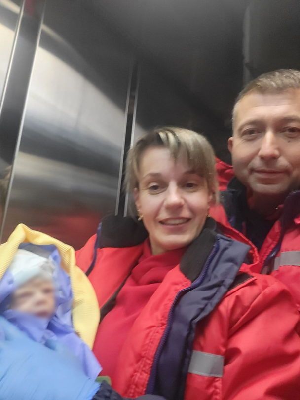 Лікарі швидкої допомоги та новонароджена