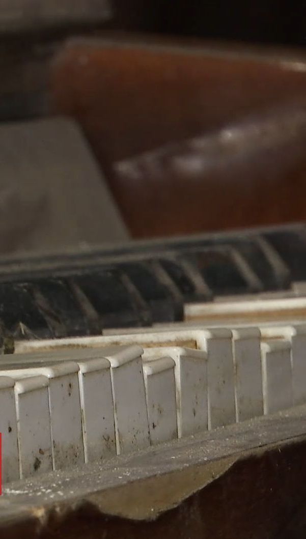 В столичный музей доставили уникальное пианино с детского сада, которое три года обстреливают боевики