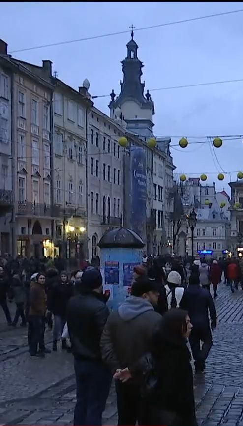 Во Львове после утренней молитвы устроили шумные рождественские гуляния