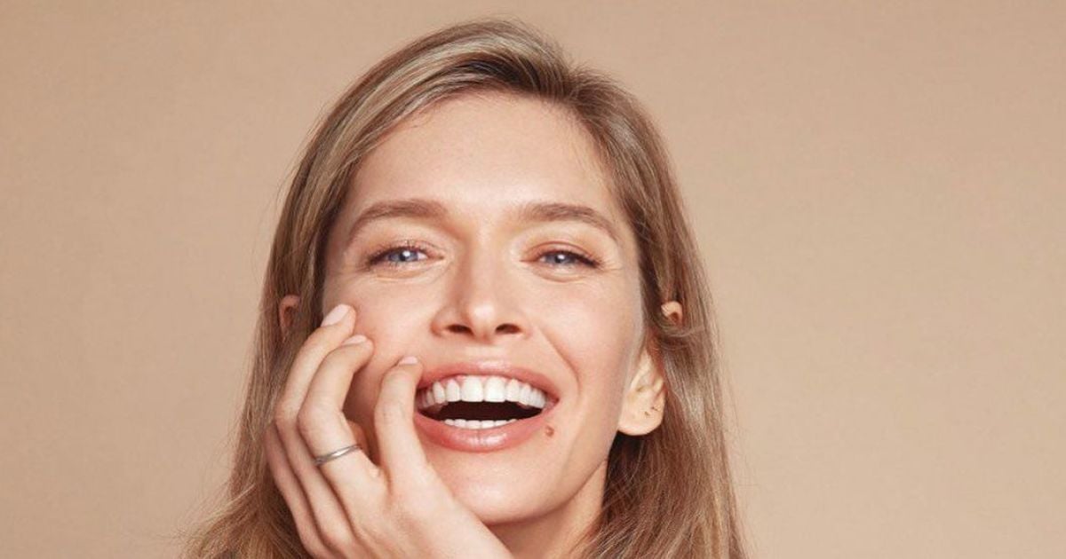 Віра Брежнєва у мінісукні засвітила оголені ноги: "Наче дівчинка"