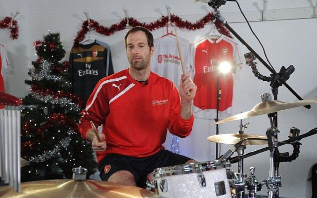 Гравці "Арсеналу" подарували своїм фанам різдвяний настрій. / © Daily Mail