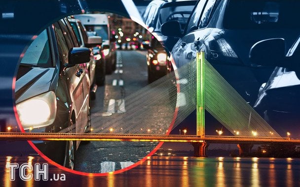 Київ "паралізував" транспортний колапс: міст закритий, на дорогах кілометрові затори, а таксі — "золоте" (відео)