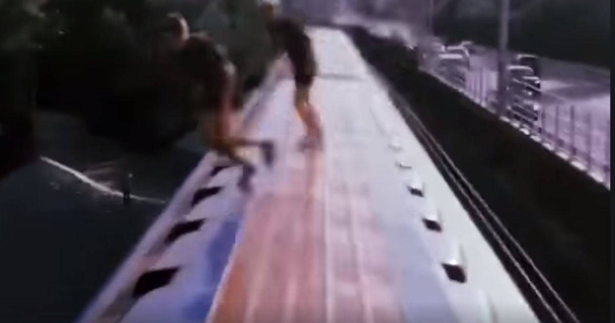 У Києві підлітки стрибали у Дніпро просто з вагону метро: з'явилося відео