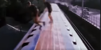 В Киеве подростки прыгали в Днепр прямо с вагона метро: появилось видео