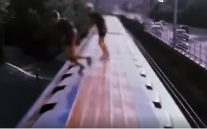 У Києві підлітки стрибали у Дніпро просто з вагону метро: з'явилося відео