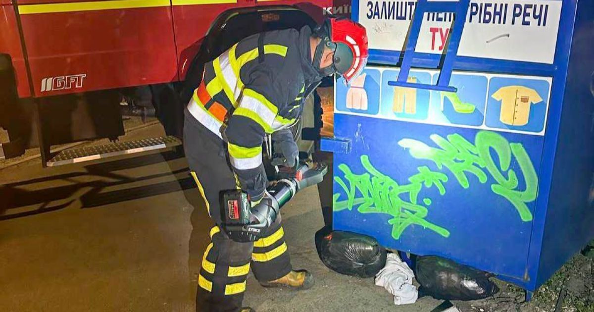 В Киеве ребенок застрял в металлическом контейнере.