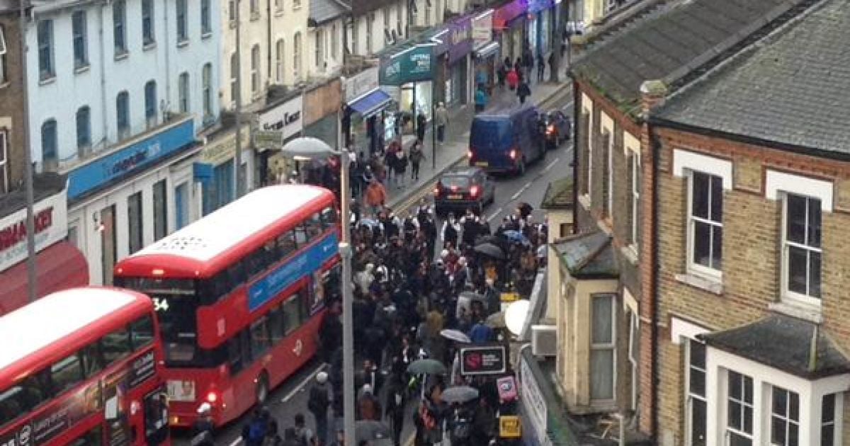 Улицу заполонили агрессивные подростки