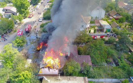 В доме, который уже 4 часа горит в Киеве, было частное СТО