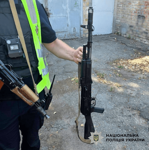 Затримання чоловіка з автоматом / © Поліція Києва