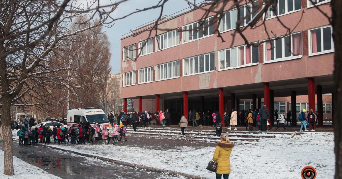 У Дніпрі "замінували" школу, де знайшли закривавлені тіла двох чоловіків