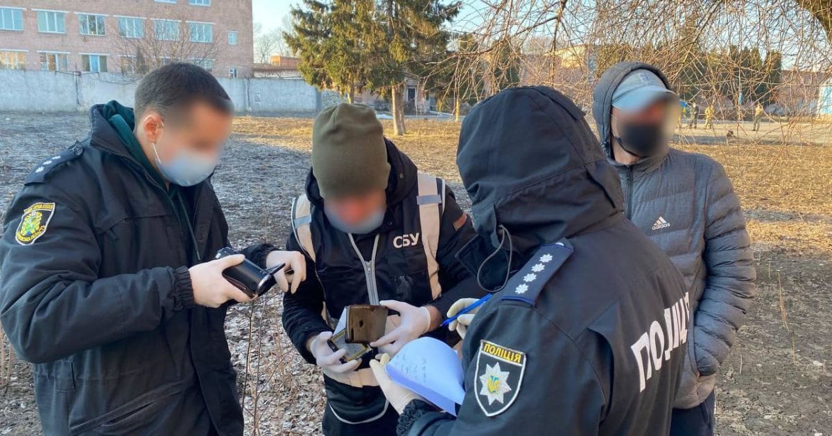 На Харківщині ув'язнені створили шахрайську схему, завдяки якій обманювали клієнтів пошти: як вона діяла