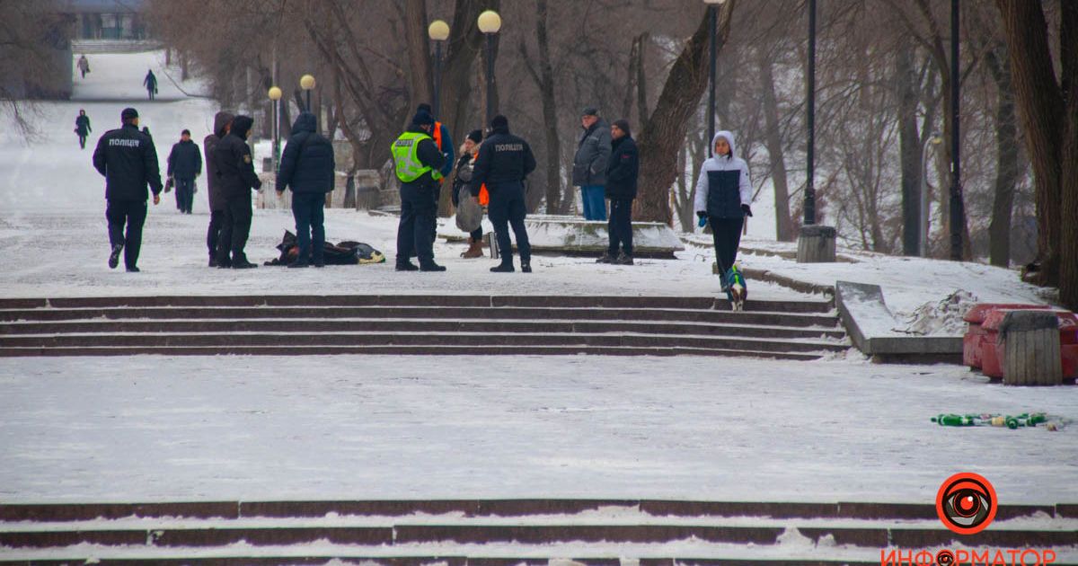 Возле головы была лужа крови: в Днепре в центральном парке нашли тело мужчины