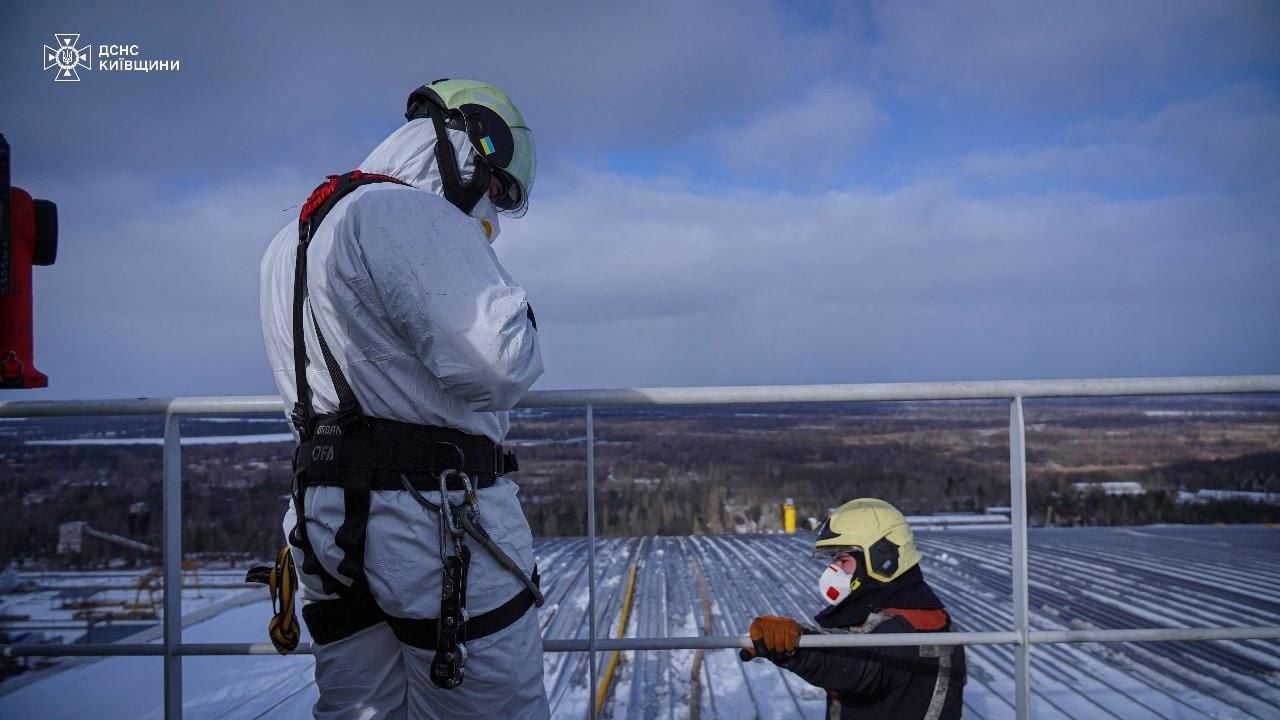 Наслідки атаки дронів РФ на ЧАЕС. / © ГУ ДСНС у Києві