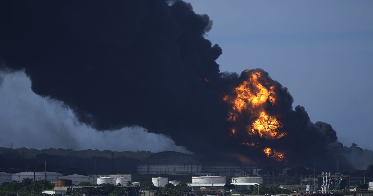 Масштабна пожежа на нафтобазі на Кубі та затримання російської шпигунки у Косові: головні новини ночі 7 серпня