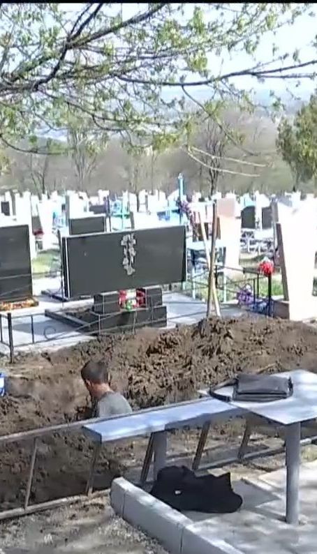 В пригороде Днепра произошел конфликт на кладбище между родственниками умершего и ритуальной службой