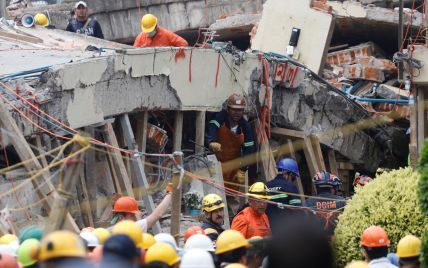 Число жертв кровавого землетрясения в Мексике снова увеличилось