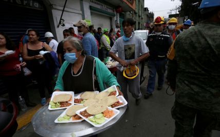 В Мексике разбился вертолет с гумпомощью для жертв землетрясения