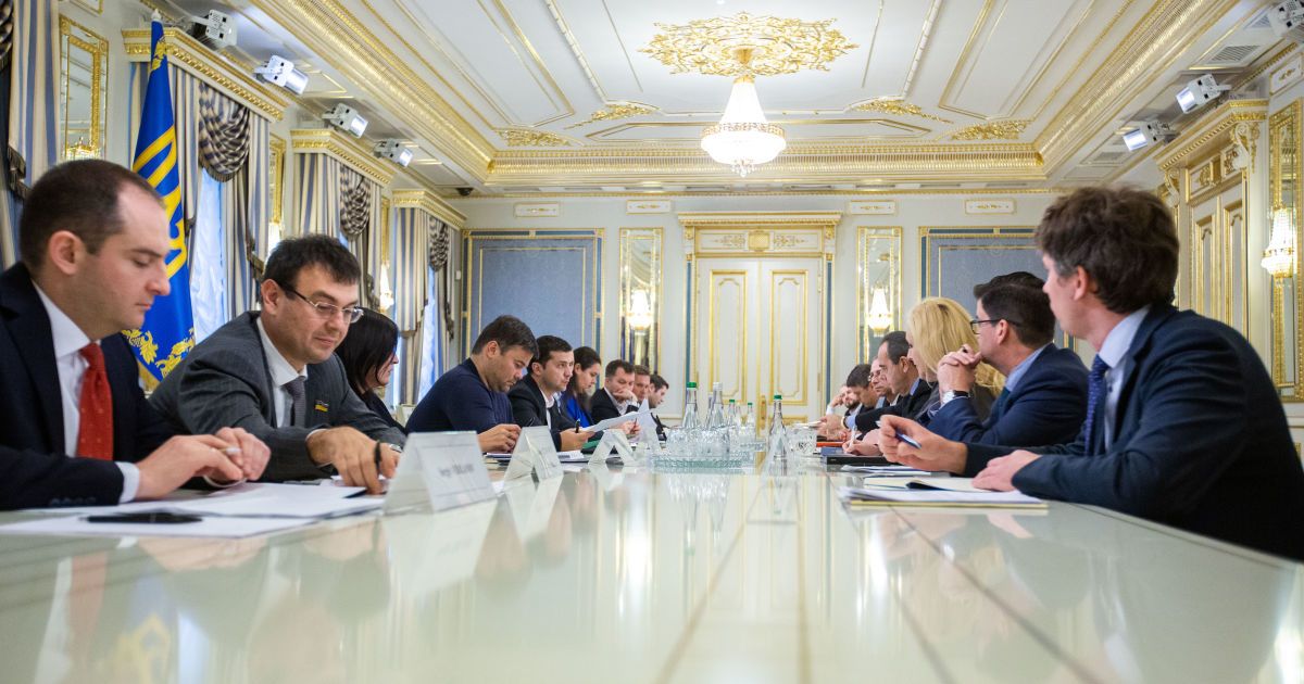 После заявлений о сворачивании бизнеса в Украине президент встретился с руководителями табачных компаний