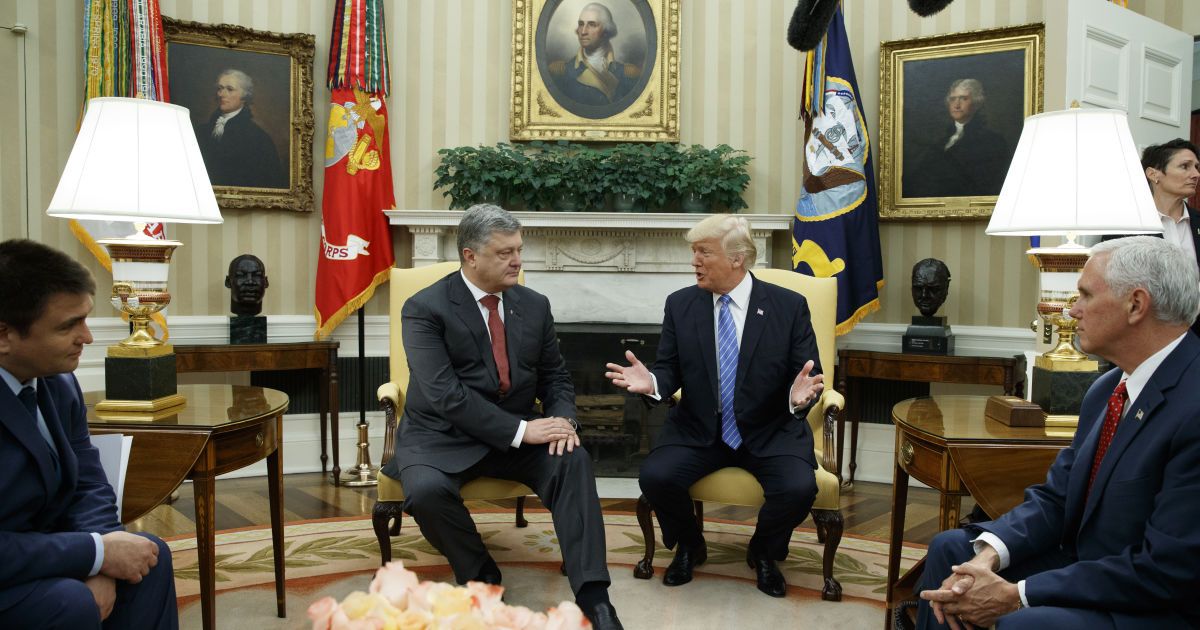 Розмови про футболістів і призупинення справ проти Манафорта: як Порошенко завойовував прихильність Трампа – NYT