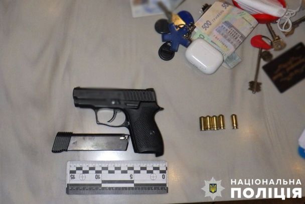 Зброя зловмисника, який виструлив у чоллвіка в готелі Києва / © Поліція Києва / Facebook