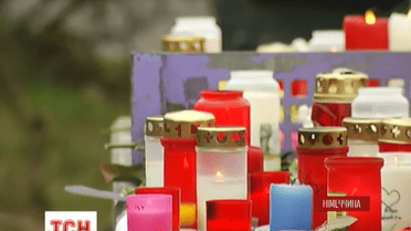 К школе в Хальтерне несут свечи и цветы в память о 16 учениках, погибших в авиакатастрофе