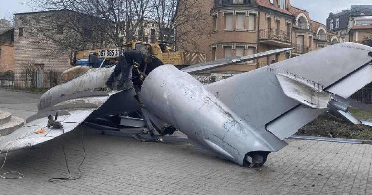 У Києві демонтували радянський літак у дворі школи